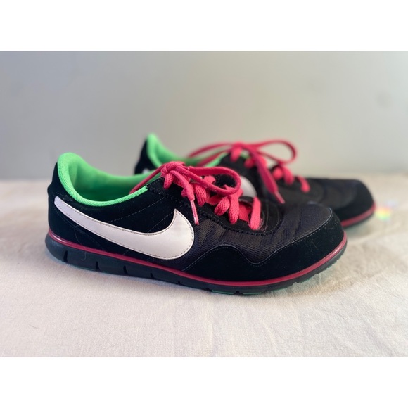Nike Pink Victoria Shoes - Picture 2 of 5